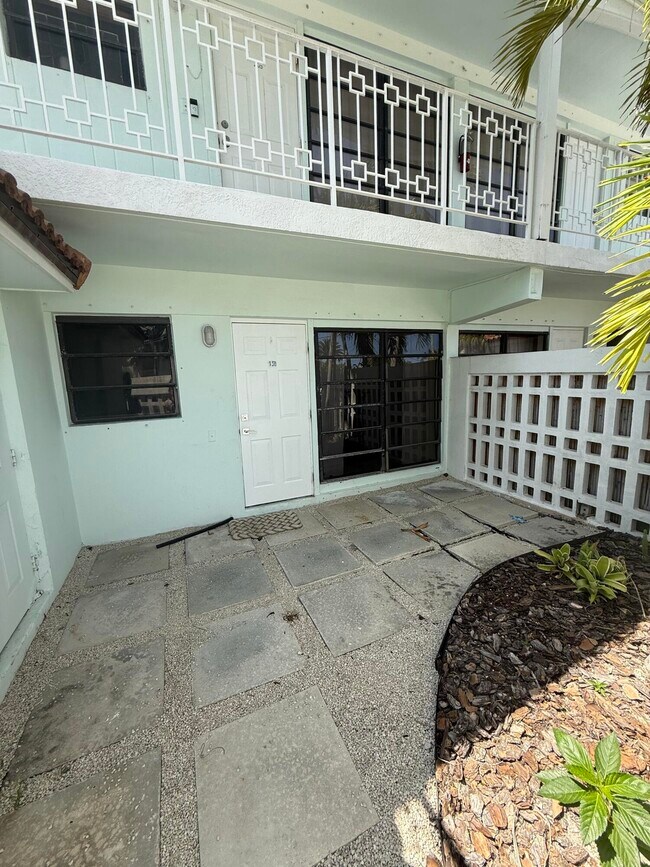 2613 NE 28th Ct in Lighthouse Point, FL - Building Photo - Building Photo