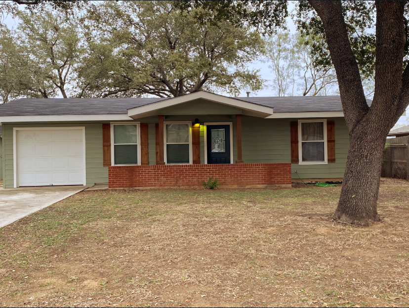 506 Mark St in Pleasanton, TX - Building Photo