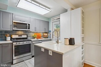 304 S Glebe Rd in Arlington, VA - Foto de edificio - Building Photo
