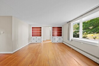 135 Brookside Rd in Newington, CT - Building Photo - Building Photo