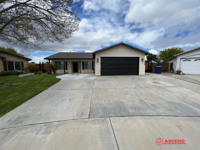 6014 Sarona St in Bakersfield, CA - Building Photo - Building Photo