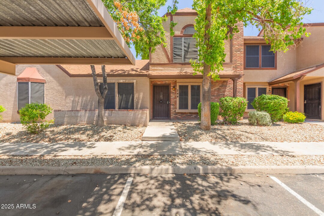 7977 W Wacker Rd in Peoria, AZ - Foto de edificio