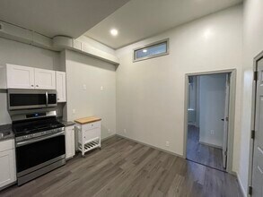 1013 St Paul St, Unit 1F in Baltimore, MD - Building Photo - Building Photo