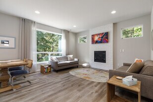 2934 SW Crestwood Dr in Oak Harbor, WA - Building Photo