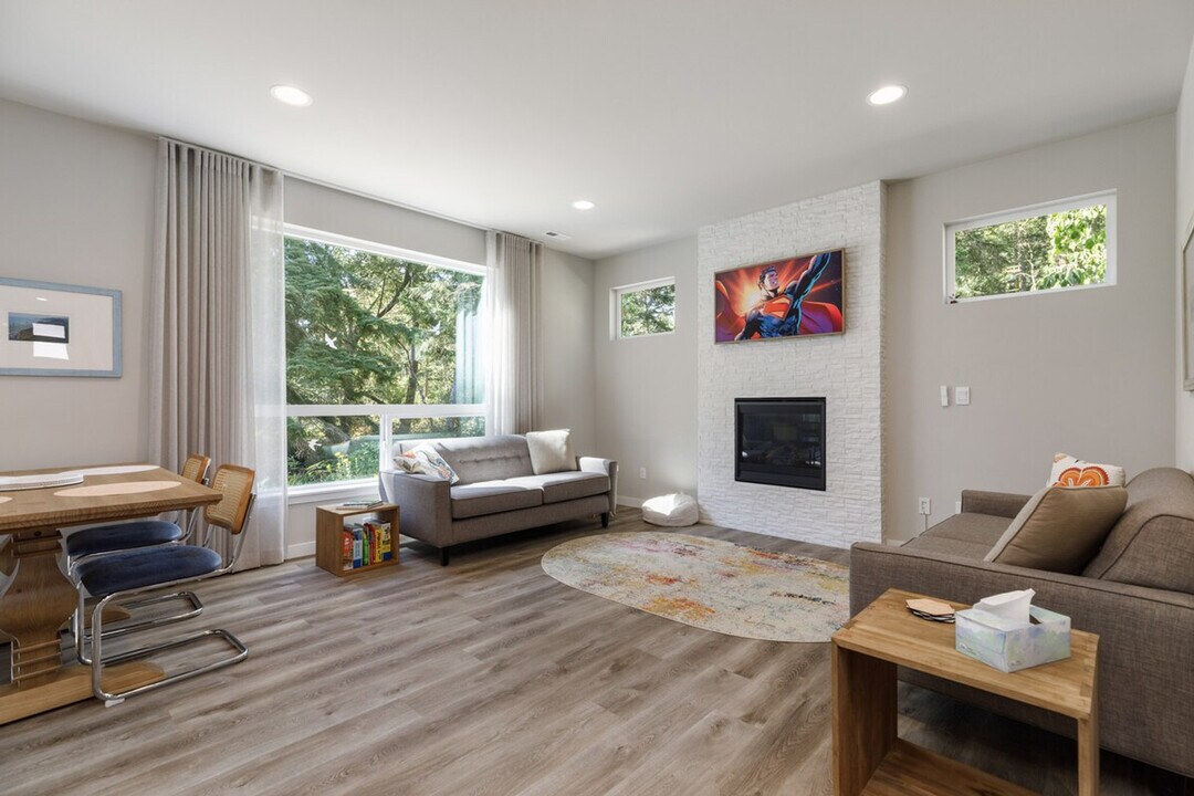 2934 SW Crestwood Dr in Oak Harbor, WA - Building Photo