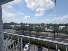 500 Executive Center Dr in West Palm Beach, FL - Building Photo