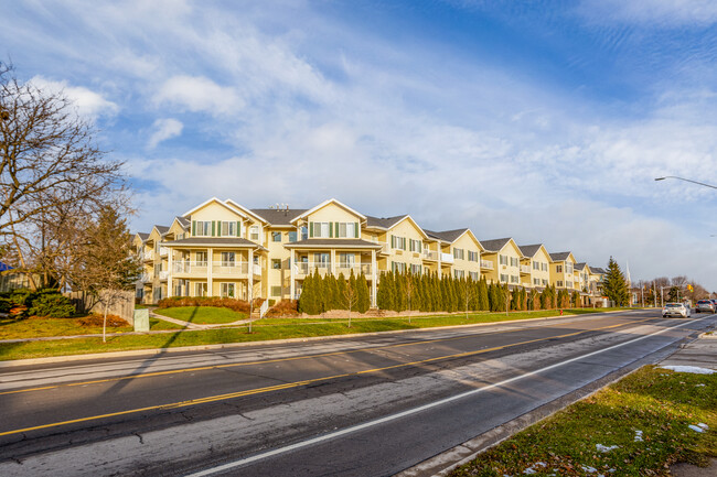 The Court at Rushdale in Hamilton, ON - Building Photo - Building Photo