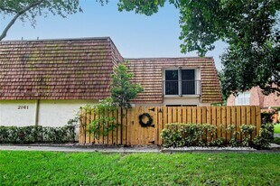 2161 Orange Grove Dr in Davie, FL - Building Photo