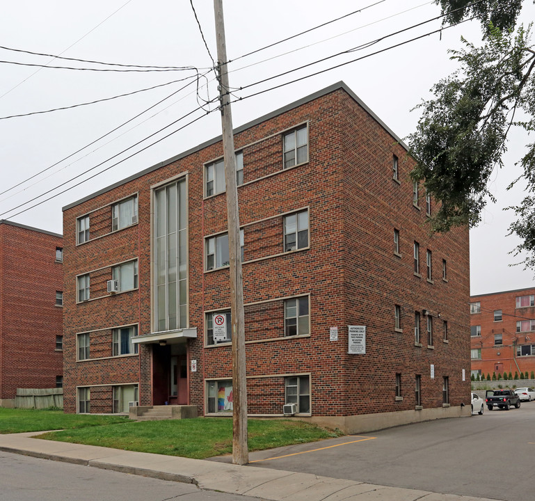 Claremount Court in Hamilton, ON - Building Photo