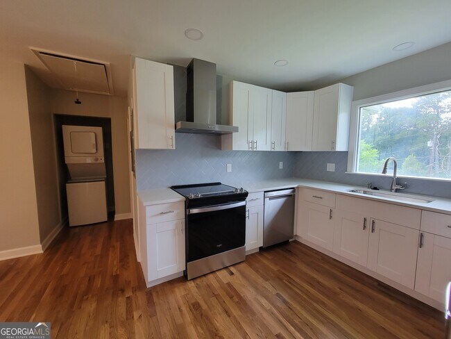 2070 Black Fox Dr NE in Atlanta, GA - Foto de edificio - Building Photo