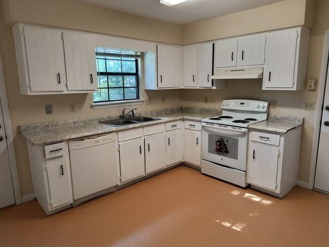 3005 Lenora Cir in Pensacola, FL - Foto de edificio - Building Photo