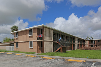 Homestead Gardens in Homestead, FL - Building Photo - Building Photo