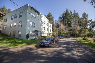 804 8th Ter in Coos Bay, OR - Building Photo - Building Photo