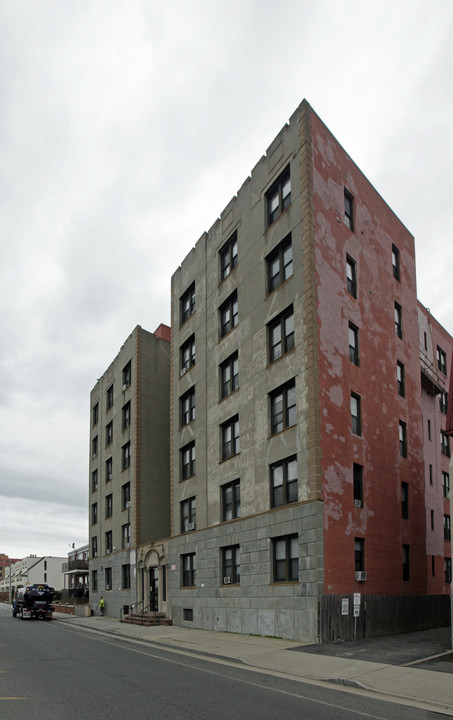 Ocean Blue in Long Beach, NY - Building Photo