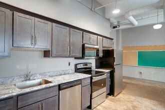 1009 Highland Ave in Salina, KS - Building Photo - Building Photo