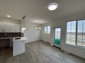 7110 Keswick Dr SW in Edmonton, AB - Building Photo - Building Photo