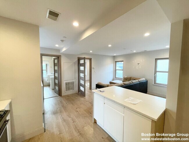 118 Buttonwood St, Unit 4 in Boston, MA - Building Photo - Building Photo