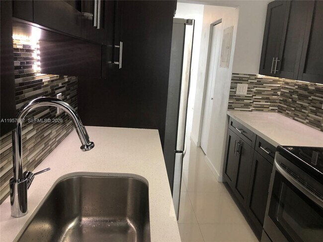 10001 W Bay Harbor Dr in Bay Harbor Islands, FL - Foto de edificio - Building Photo