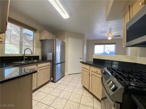 698 S Racetrack Rd in Henderson, NV - Building Photo - Building Photo
