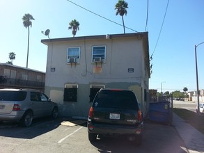 8100 Avalon Blvd in Los Angeles, CA - Building Photo - Building Photo