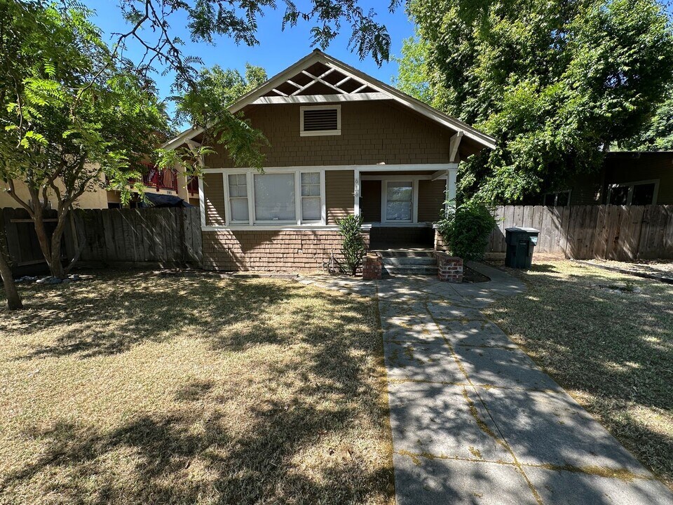 615 16th St in Modesto, CA - Building Photo