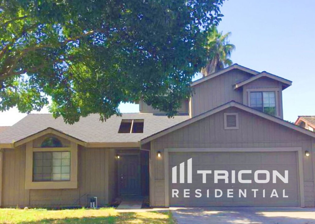 1208 Cape Cod Dr in Modesto, CA - Building Photo