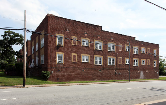 Oakwood Apartments in High Point, NC - Building Photo - Building Photo