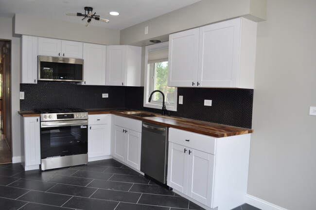 7301 W Roscoe St in Chicago, IL - Building Photo - Building Photo