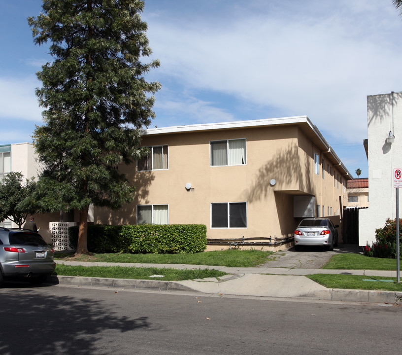 7044 Jordan Ave in Canoga Park, CA - Building Photo