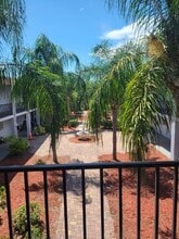 Keystone Courtyard Apartments in Tampa, FL - Foto de edificio - Building Photo