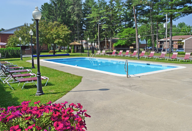 Whispering Pines in Queensbury, NY - Foto de edificio - Building Photo