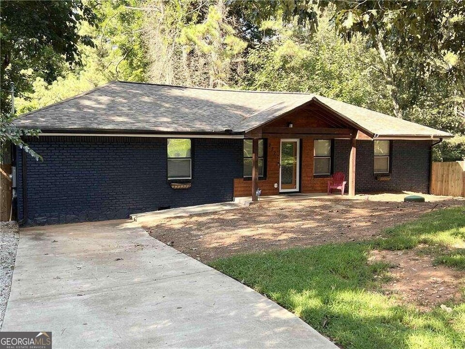 2327 Pinewood Dr in Decatur, GA - Building Photo