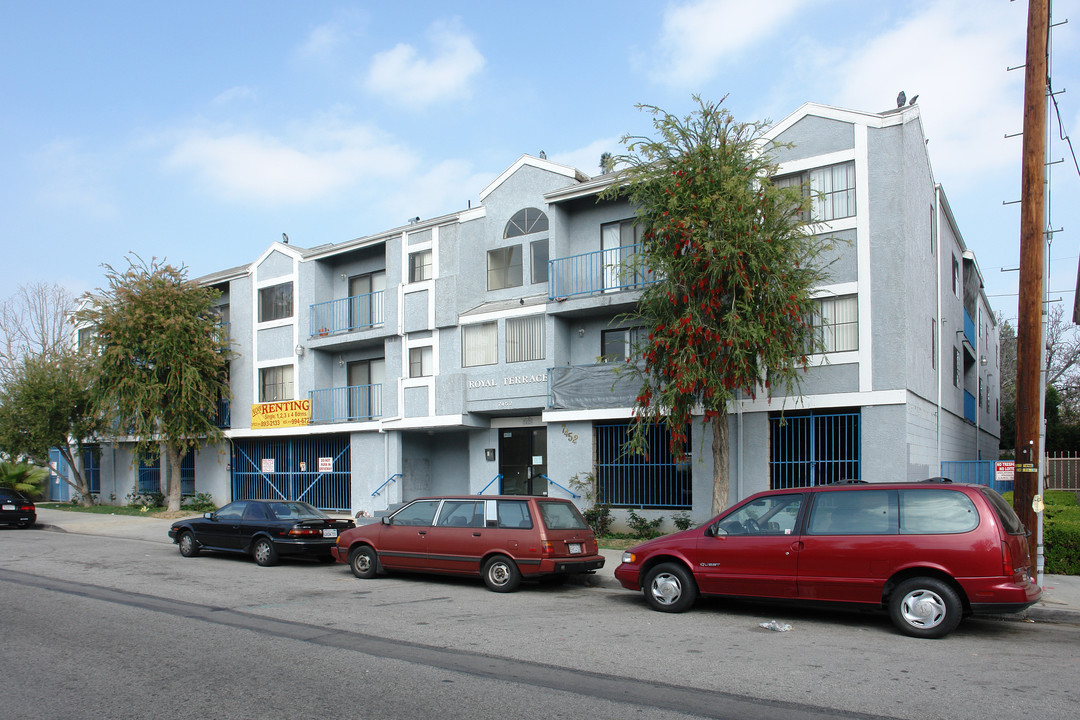 Royal Terrace Apartments in Van Nuys, CA - Building Photo