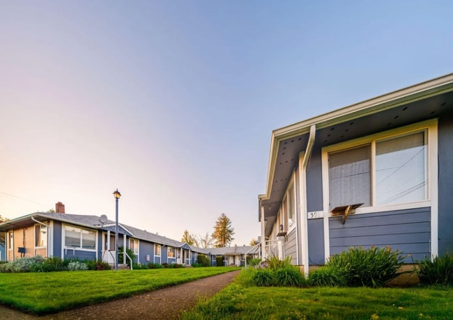 591 W Sherman St in Lebanon, OR - Building Photo - Building Photo