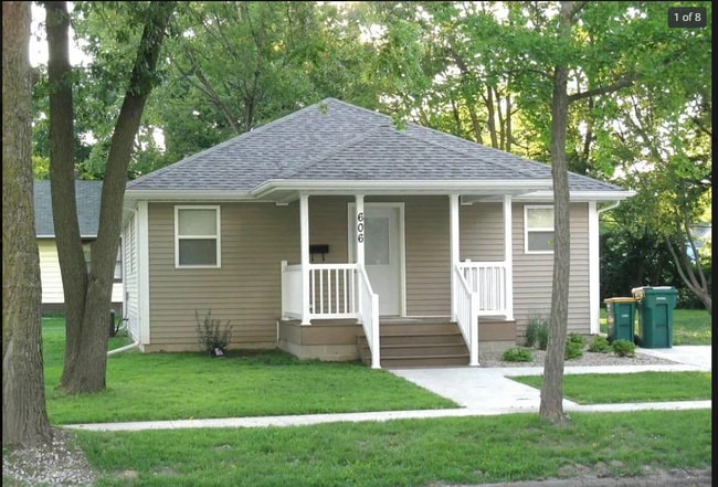 property at 606 N McArthur St