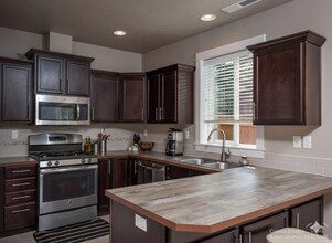 1255 W Mckinney Butte Rd, Unit G in Sisters, OR - Foto de edificio - Building Photo