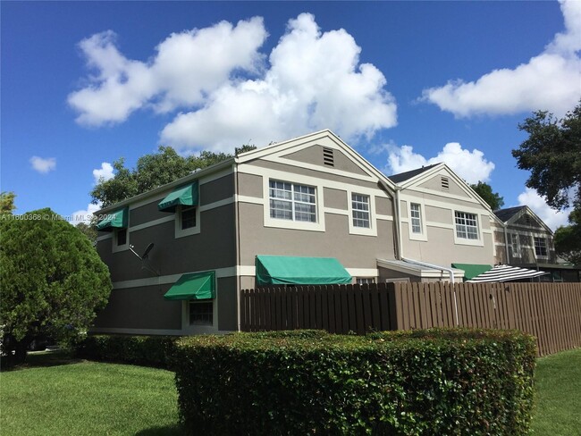 5150 Lake Loop Rd in Cooper City, FL - Foto de edificio - Building Photo