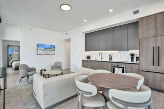 580 72nd St in Miami Beach, FL - Foto de edificio - Building Photo