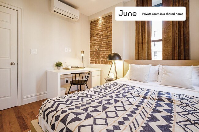 Private bedroom in 3 bed/2 bath Home in New York, NY - Building Photo - Building Photo