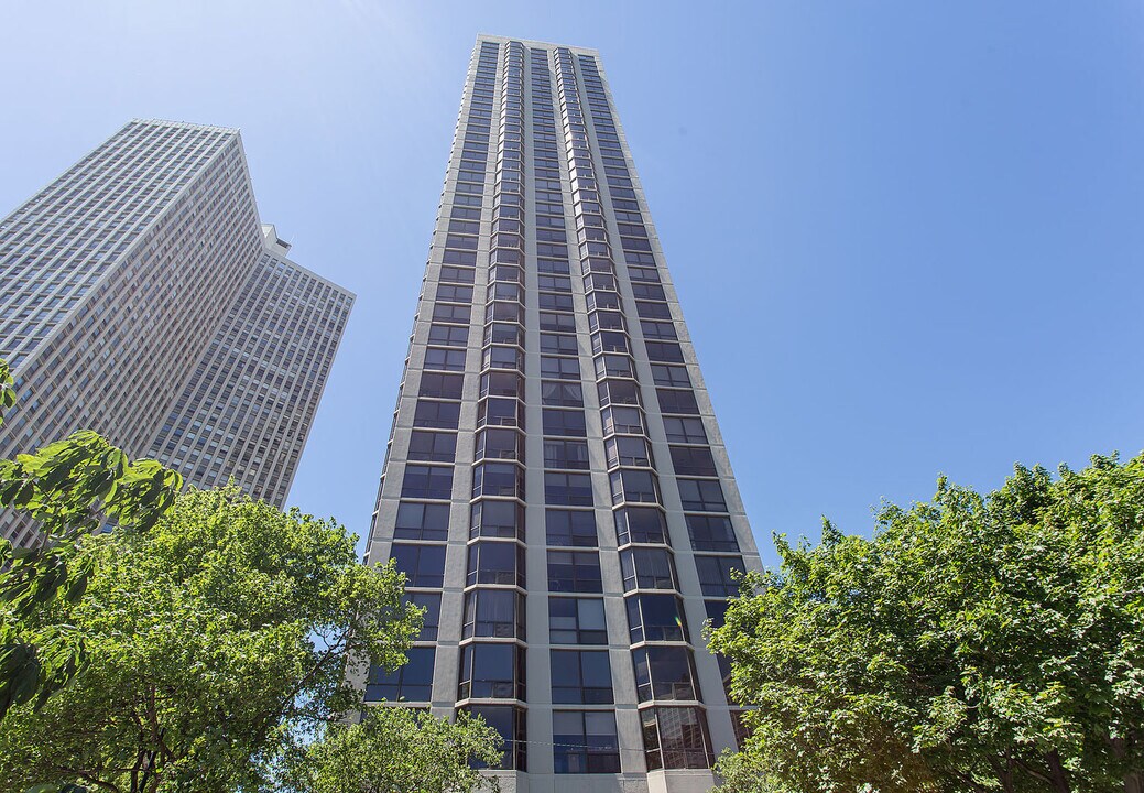 2650 N Lakeview Ave in Chicago, IL - Foto de edificio