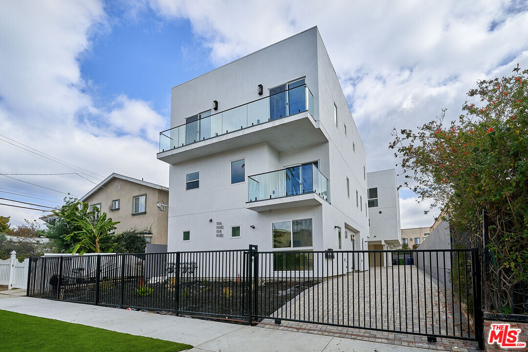 1106 Queen Anne Pl in Los Angeles, CA - Building Photo