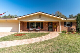 666 Fairway Ave NE in Fort Walton Beach, FL - Building Photo - Building Photo