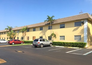 Village Park at Oakland in Oakland Park, FL - Building Photo - Building Photo