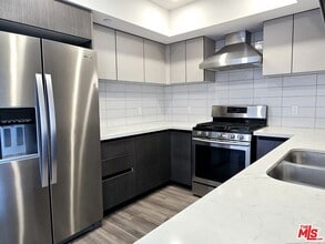 5030 Rosewood Ave in Los Angeles, CA - Building Photo - Building Photo