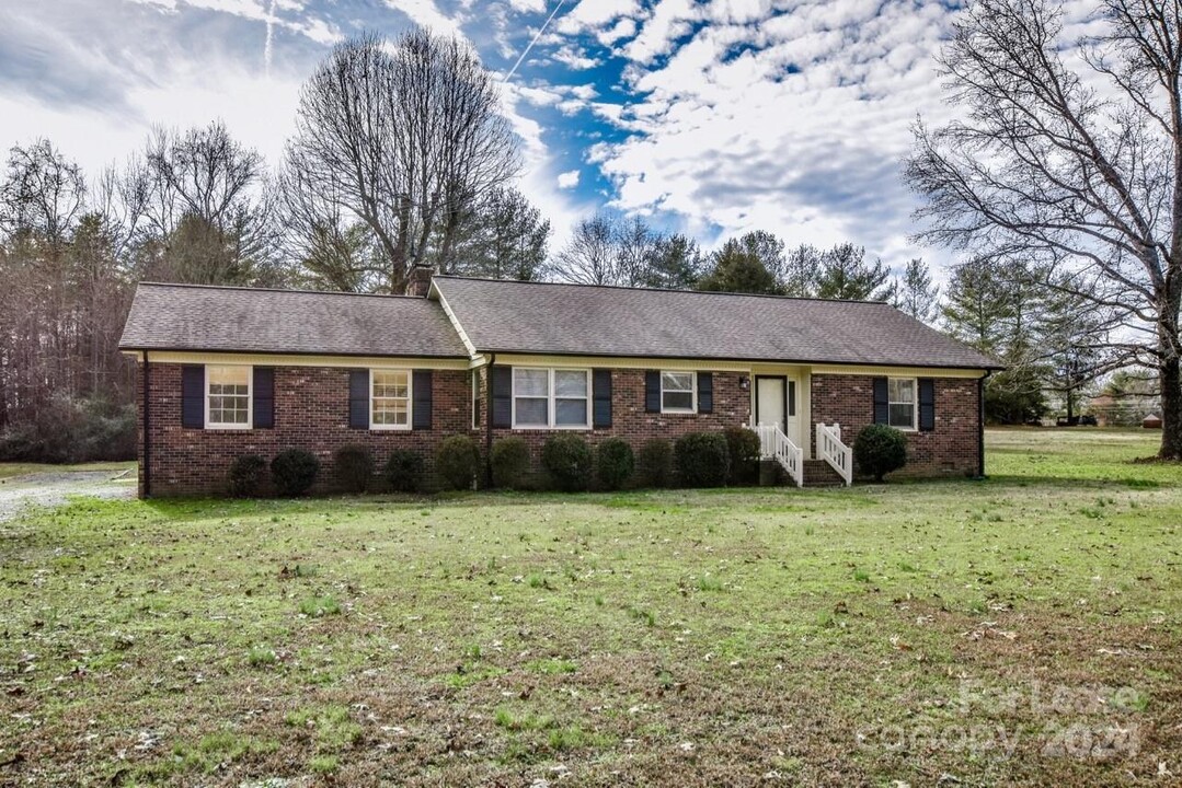 5390 Vesuvius Furnace Rd in Iron Station, NC - Foto de edificio