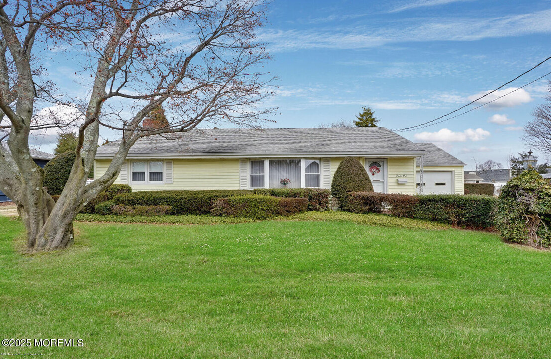 31 Cooper Ave in West Long Branch, NJ - Building Photo