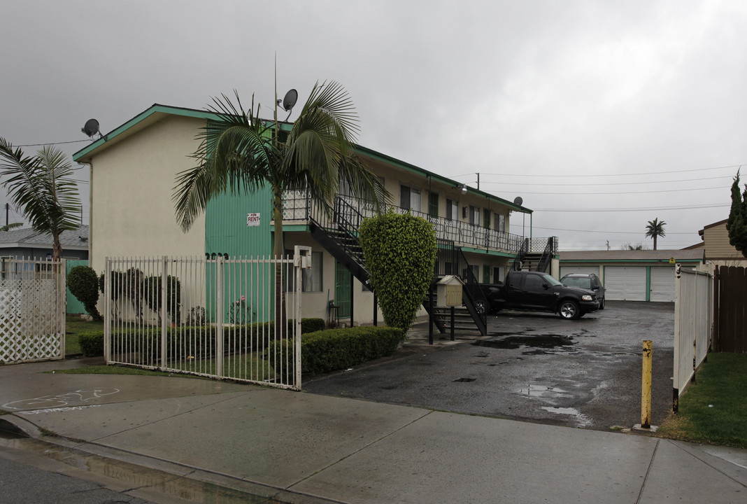 2039 Wallace Ave in Costa Mesa, CA - Building Photo