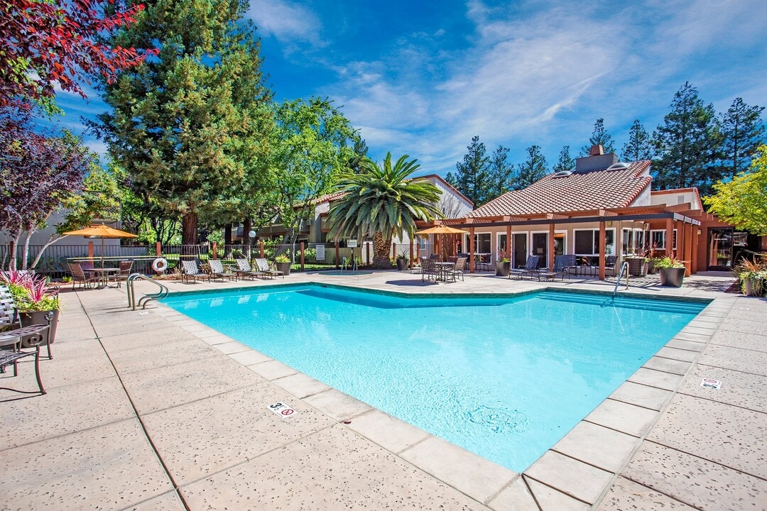 Valley Plaza Villages in Pleasanton, CA - Building Photo