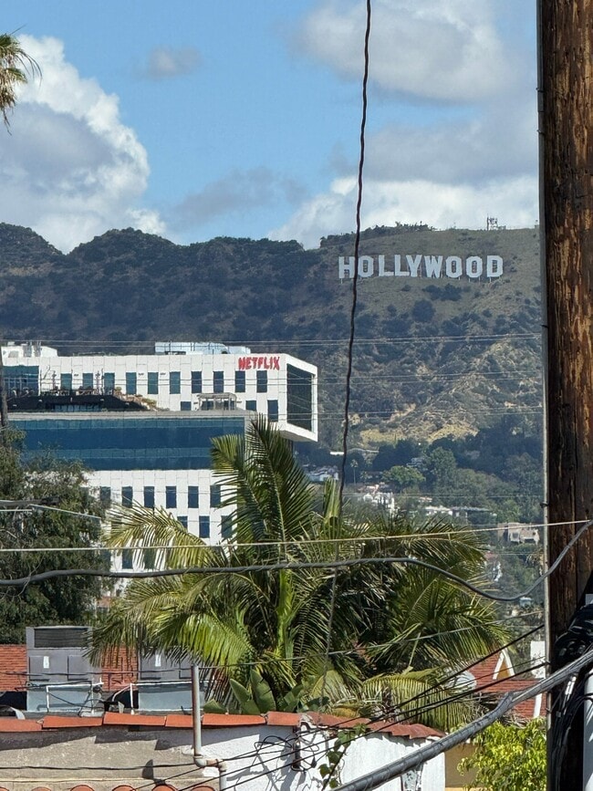 915 N Wilton Pl, Unit 211 in Los Angeles, CA - Foto de edificio - Building Photo
