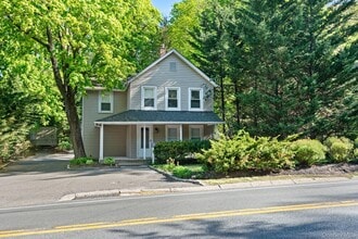 147 Fort Salonga Rd in Northport, NY - Building Photo - Building Photo